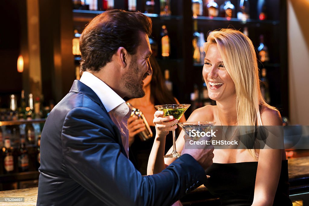 Homem com mulher beber Martinis em Bar - Royalty-free Adulto Foto de stock