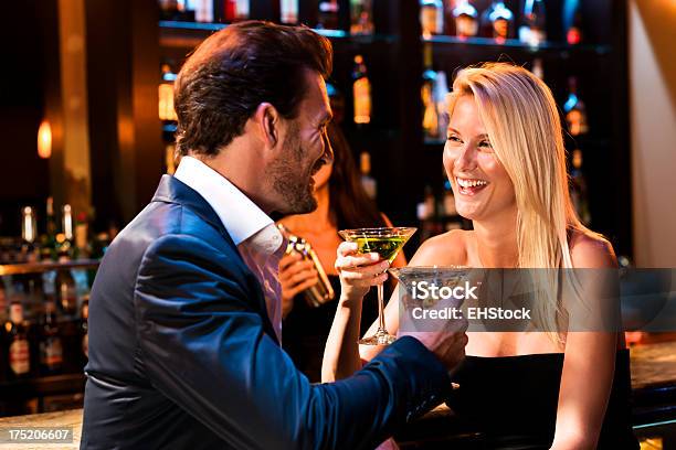 Homem Com Mulher Beber Martinis Em Bar - Fotografias de stock e mais imagens de Adulto - Adulto, Bar - Local de entretenimento, Beber