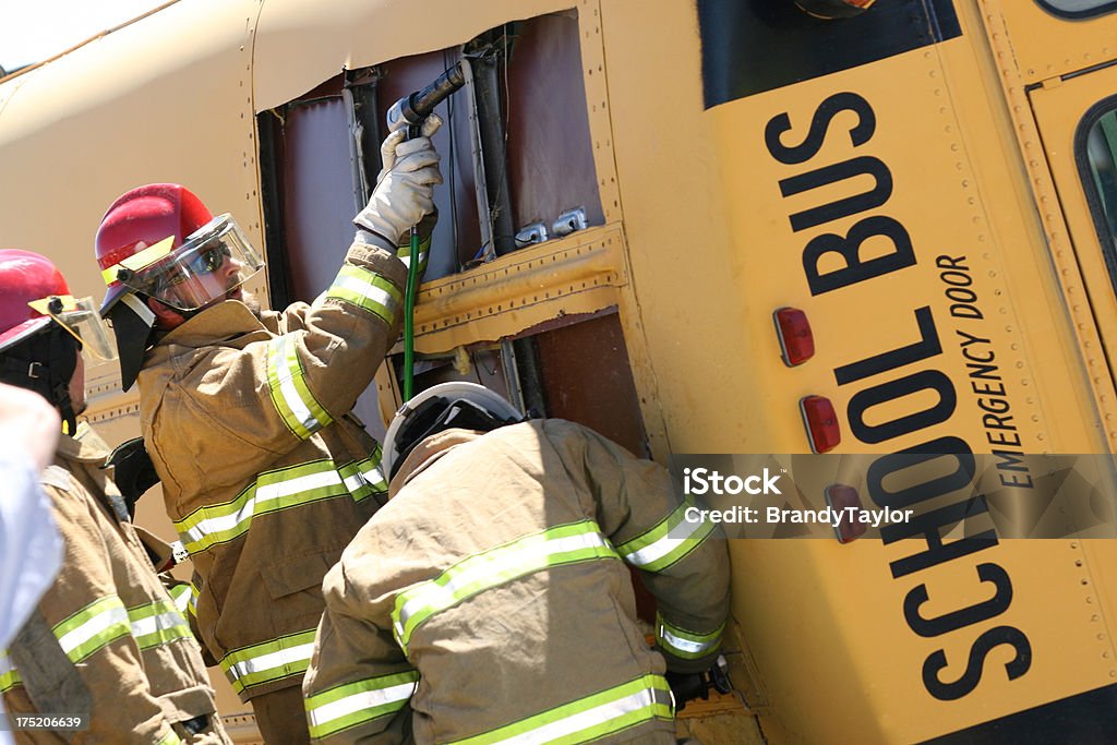 Urgence Extricating personnels Vous avez déclassé Bus scolaire - Photo de Accident bénin libre de droits