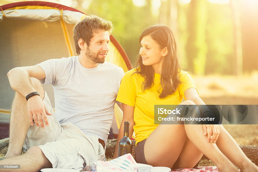 Casal saindo de férias de verão nos EUA no acampamento - Foto de stock de 20 Anos royalty-free