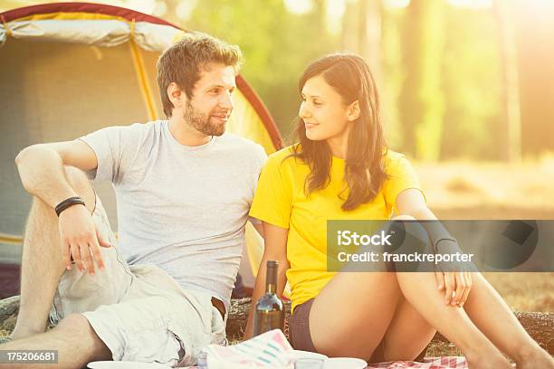 Foto de Casal Saindo De Férias De Verão Nos Eua No Acampamento e mais fotos de stock de 20 Anos