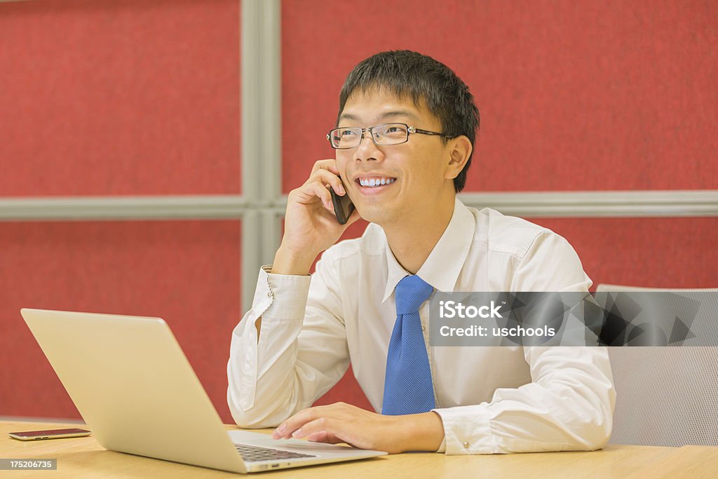 笑う若い男性、ノートパソコンや携帯電話を使用して - 20-24歳のロイヤリティフリーストックフォト