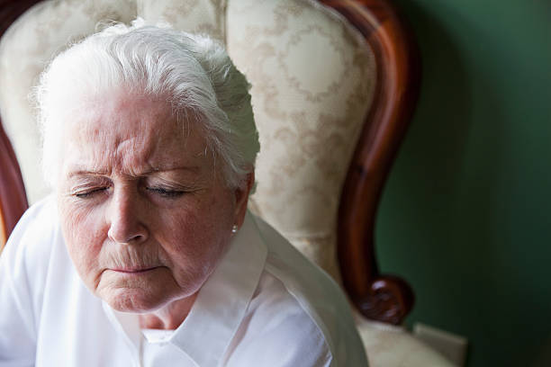 高齢者の女性の目を閉じた - old armchair women senior adult ストックフォトと画像