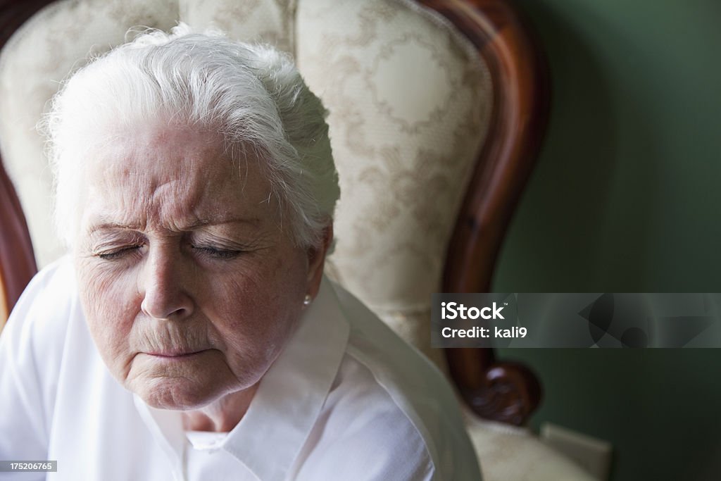 Mulher idosa com olhos fechados - Royalty-free Expressão Facial Foto de stock