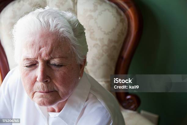 Mulher Idosa Com Olhos Fechados - Fotografias de stock e mais imagens de Expressão Facial - Expressão Facial, Mulheres, Olhos Fechados