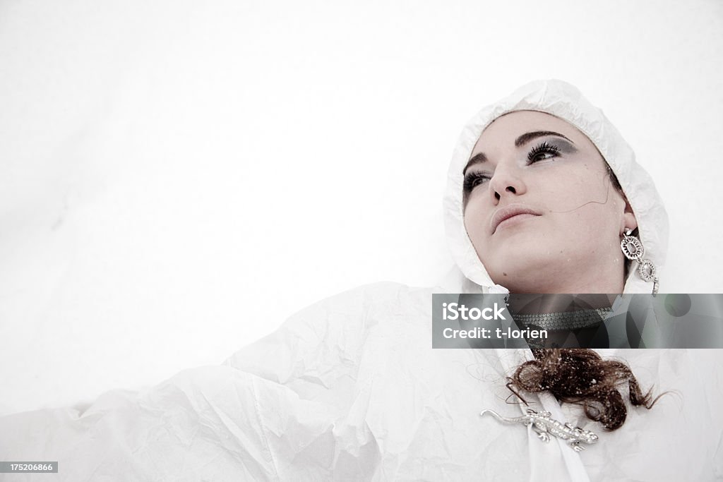 Girl lying en la nieve. - Foto de stock de Acostado libre de derechos