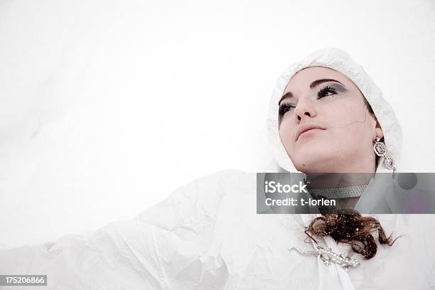 Photo libre de droit de Fille Allongée Dans La Neige banque d'images et plus d'images libres de droit de Adulte - Adulte, Allongé sur le dos, Ange des neiges