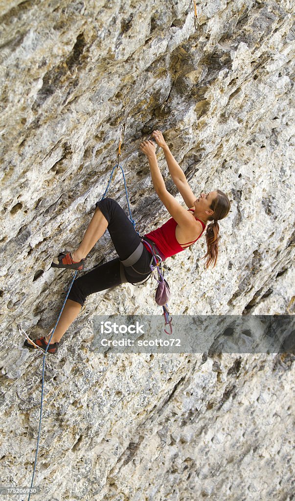 Donna di arrampicata su roccia, Grassi laghi, Canada - Foto stock royalty-free di Adulto