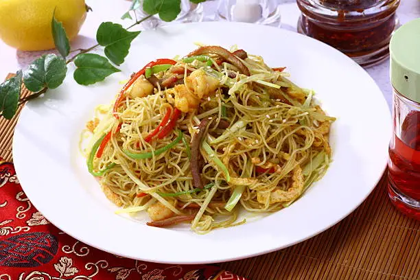 Singapore fried rice vermicelli with shrimp, BBQ pork, pepper and curry sauce (星洲炒米粉)