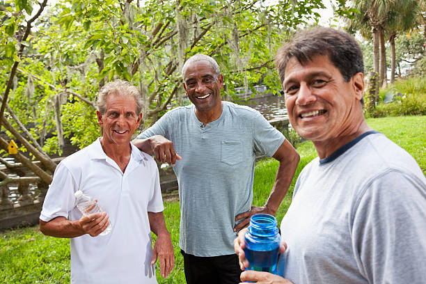 homens no parque após o exercício - water bottle sports and fitness selective focus sport - fotografias e filmes do acervo