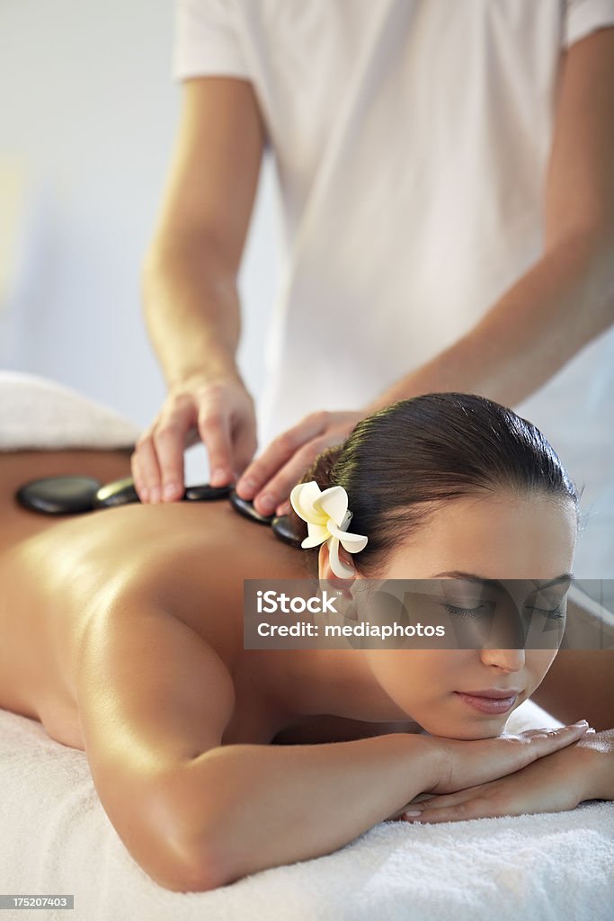 Mulher com uma massagem de pedras - Foto de stock de 20-24 Anos royalty-free