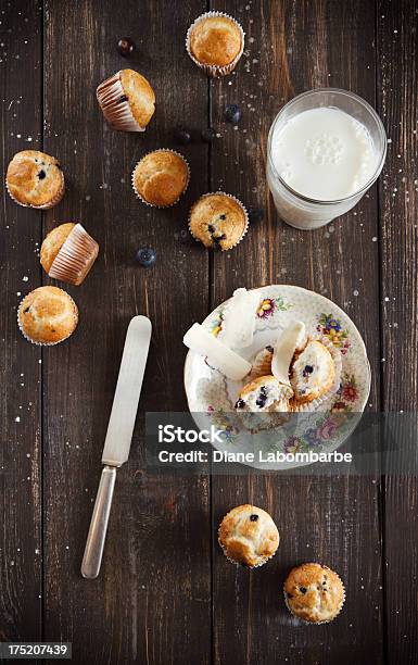 Mini Vacínio Cupcakes Ou Muffins Revestidos Rustically - Fotografias de stock e mais imagens de Antigo