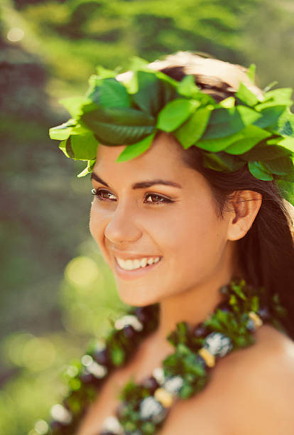 wunderschöne hula-tänzer - haku headpiece stock-fotos und bilder