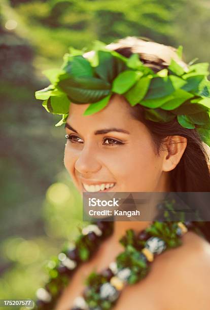 Wunderschöne Hulatänzer Stockfoto und mehr Bilder von Hula-Tänzer - Hula-Tänzer, Attraktive Frau, Blumenkranz