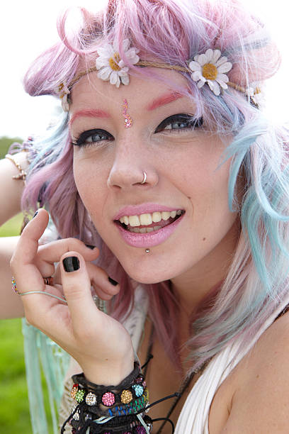 wild hippies fille - glastonbury festival photos et images de collection