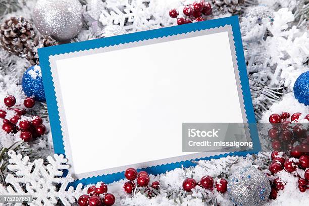 Tarjeta De Navidad Con Decoración Foto de stock y más banco de imágenes de Adorno de navidad - Adorno de navidad, Azul, Baya