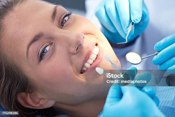 Photo libre de droit de Soucions De Dents banque d'images et plus d'images libres de droit de Implant dentaire - Implant dentaire, Sourire, Dentiste