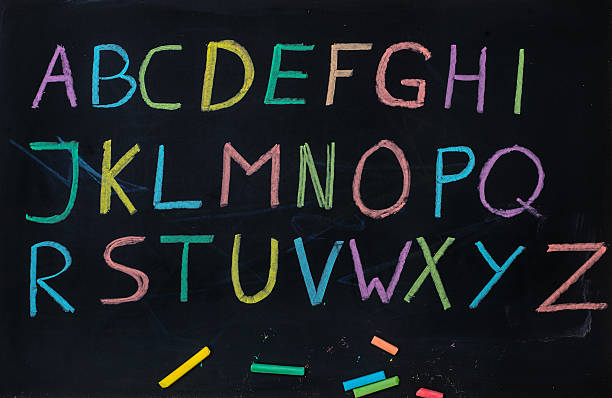 буквы abc blackboard с цветной мел-алфавит tafel - handwriting blackboard alphabet alphabetical order стоковые фото и изображения