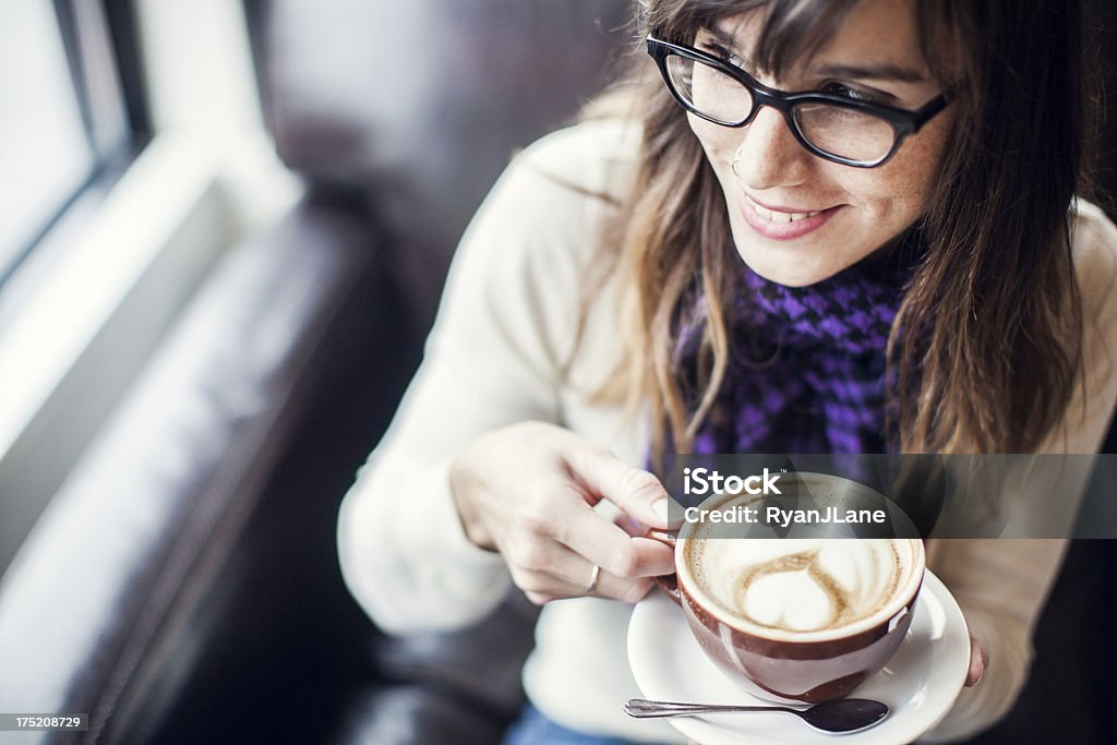 Contenuto donna con Latte macchiato - Foto stock royalty-free di Caffè-latte