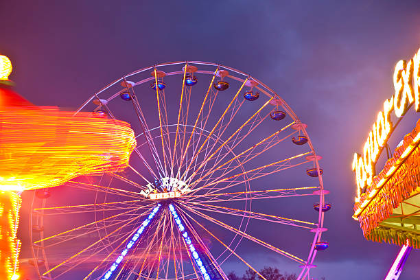 캐러셀을 포함한 야간에만 - ferris wheel wheel night neon light 뉴스 사진 이미지