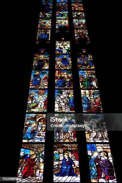 Vitral Janela Em Uma Catedral De Duomo Milano - Fotografias de stock e mais imagens de Abstrato - Abstrato, Alegoria, Antigo