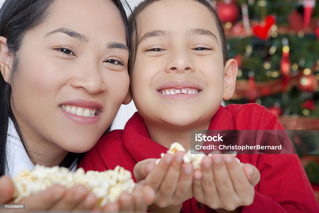 クリスマス－アジアの母と息子保持 popcorm - 25-29歳のロイヤリティフリーストックフォト