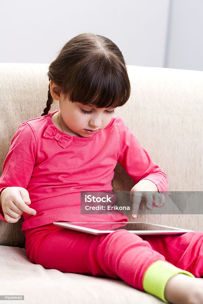 Ragazze che giocano con un Tablet PC - Foto stock royalty-free di Adulto