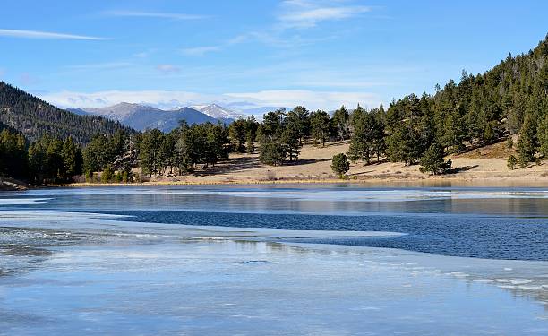 lily lake, der rocky mountains, colorado - cold lake frozen estes park stock-fotos und bilder