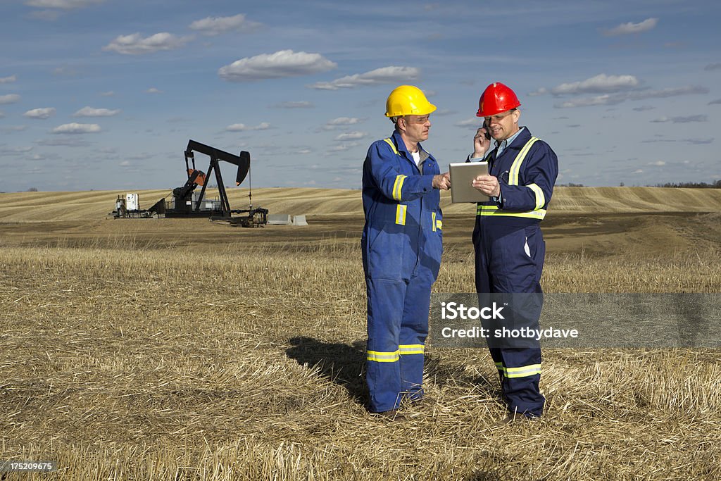 Lavoratori di olio e tecnologia - Foto stock royalty-free di Benzina