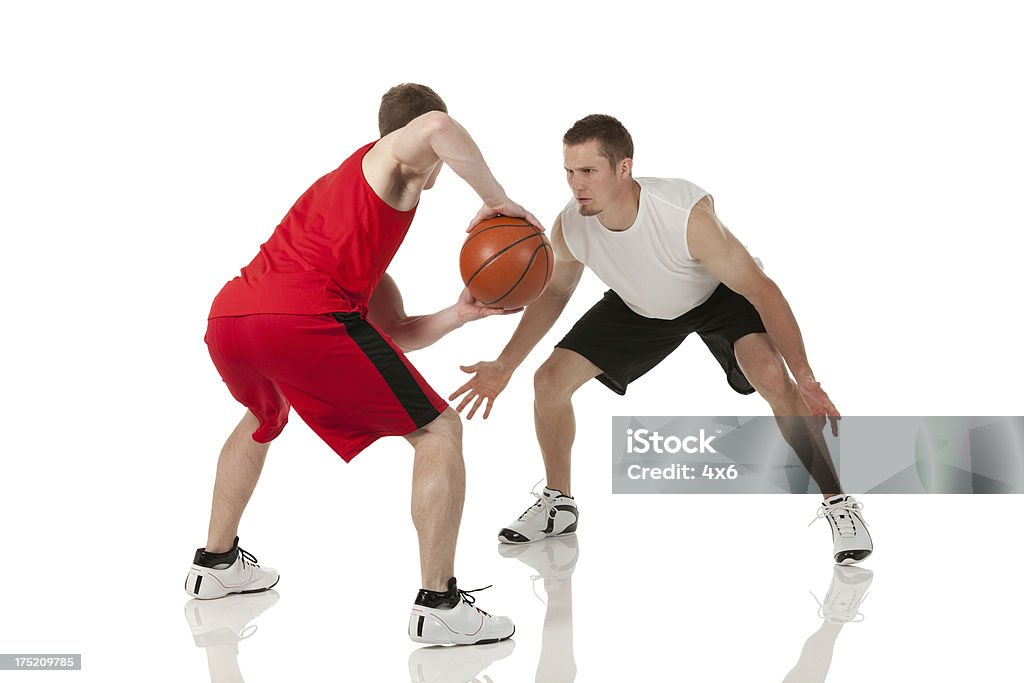 Dos reproductores de básquetbol en acción - Foto de stock de 20 a 29 años libre de derechos