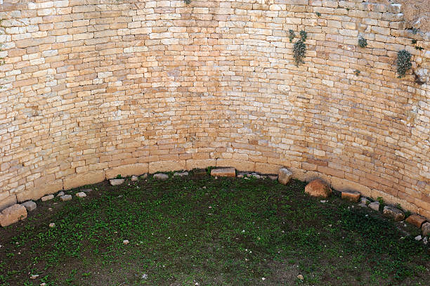 szczegóły mycenaean tomb - tiryns greece dome wall zdjęcia i obrazy z banku zdjęć