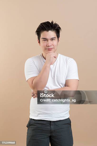 Photo libre de droit de Heureux Jeune Homme Asiatique banque d'images et plus d'images libres de droit de Chinois - Chinois, Hommes, Prise de vue en studio