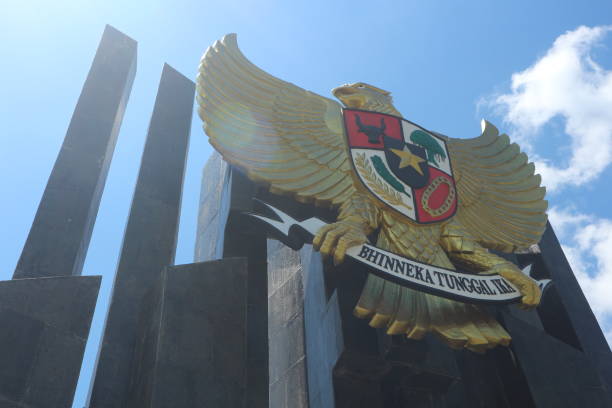 monumen garuda melambangkan negara kesatuan republik indonesia - monumen pancasila potret stok, foto, & gambar bebas royalti