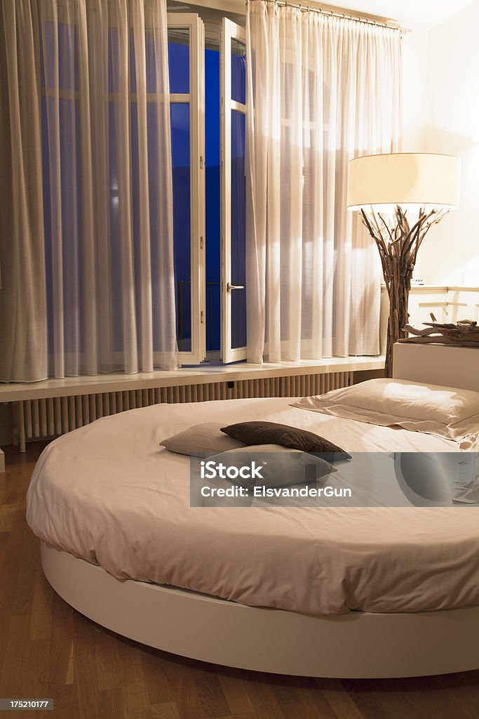 Romantyczne sypialnia przez nightfall - Zbiór zdjęć royalty-free (Bez ludzi)