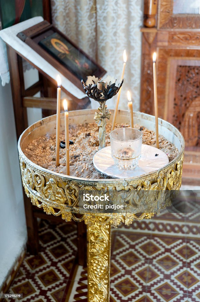 Religiosa velas queima - Foto de stock de Bíblia royalty-free