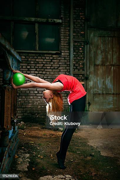 Foto de Grunge Ginástica Rítmicaalongamento e mais fotos de stock de 16-17 Anos - 16-17 Anos, 18-19 Anos, Adolescente