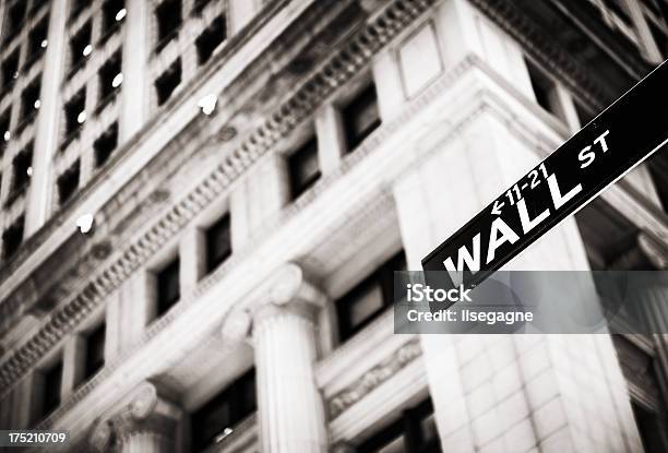 Wall Street Señal Foto de stock y más banco de imágenes de Bolsa de Nueva York - Bolsa de Nueva York, Blanco y negro, Finanzas