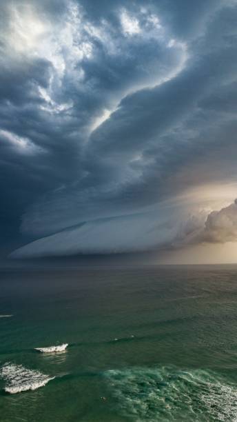 istock Dramatic beach scene with an incoming storm, with dark clouds rolling in, in Sydney, Australia 1752107932