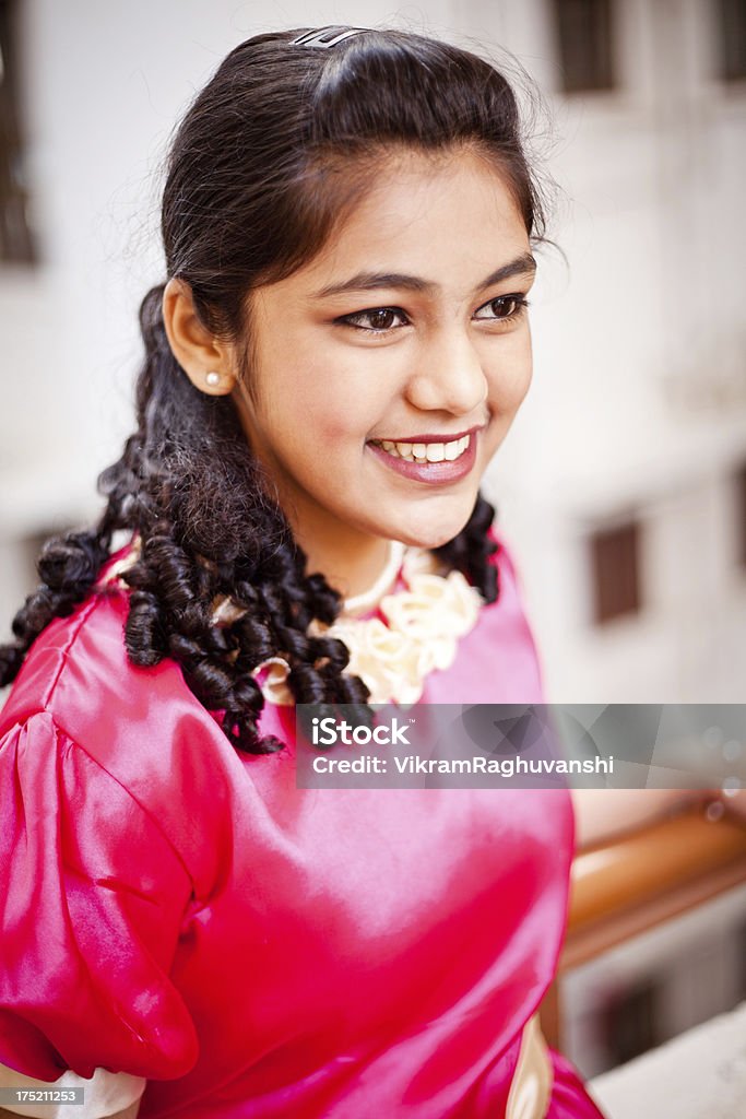 En India hermosa Chica adolescente vestido rojo - Foto de stock de 14-15 años libre de derechos