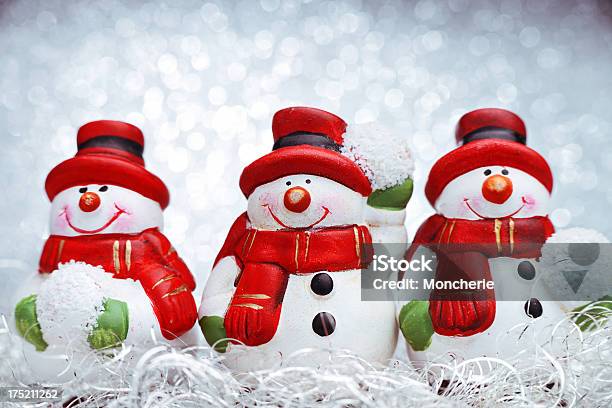 Miniboneco De Neve Com Fundo De Figurinos Iluminado - Fotografias de stock e mais imagens de Bola de neve
