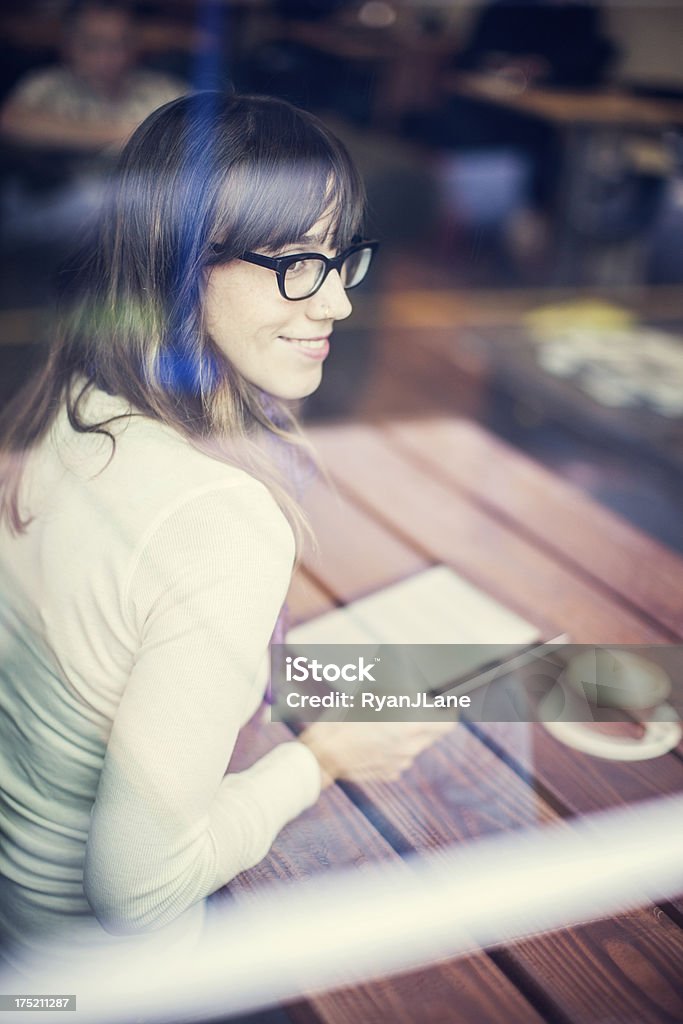 Conteúdo mulher com Tablet computador no Cafe - Foto de stock de Café Latte royalty-free