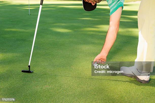 ゴルファー持ち上げるゴルフボール - 1人のストックフォトや画像を多数ご用意 - 1人, 30代, 30代の男性