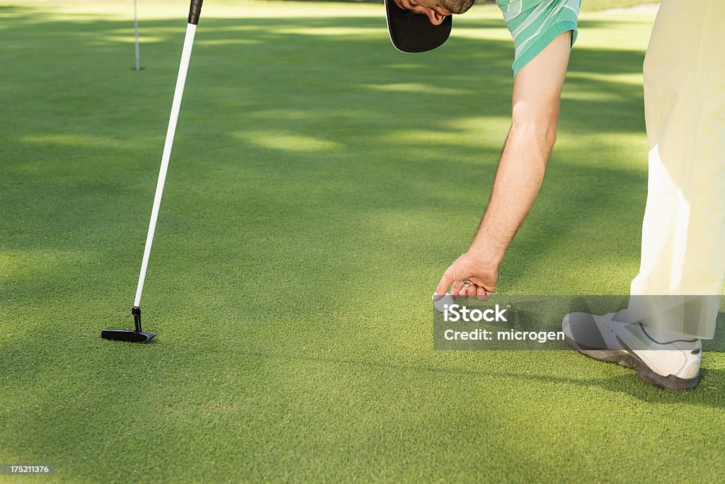 골퍼 집어들기 골프공 - 로열티 프리 30-39세 스톡 사진