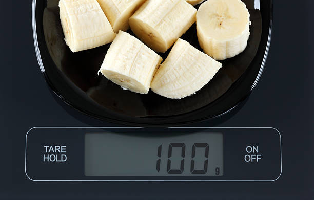 banana na balança de cozinha - serving size weight scale scale food - fotografias e filmes do acervo