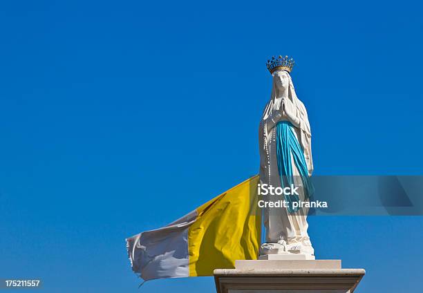 Estatua De La Virgen María En Calabria Italia Foto de stock y más banco de imágenes de Azul - Azul, Bandera, Blanco - Color