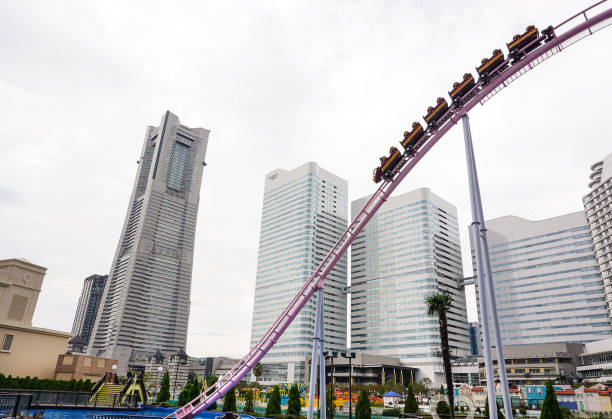 montanha-russa no parque de diversões no verão - rollercoaster amusement park amusement park ride challenge - fotografias e filmes do acervo