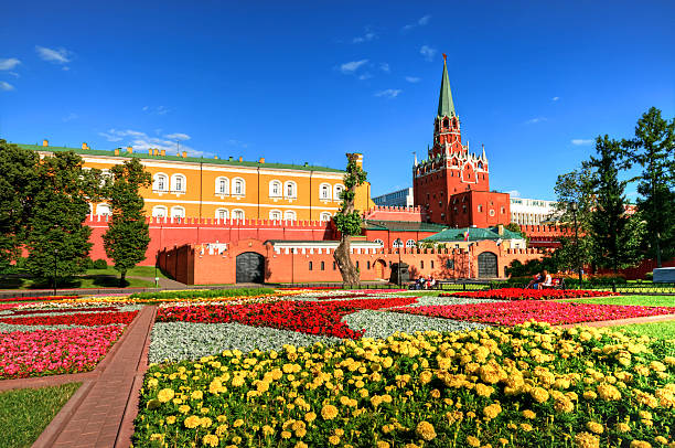 moskwa park na podwórku z kreml, rosja - plant orange wall architecture zdjęcia i obrazy z banku zdjęć