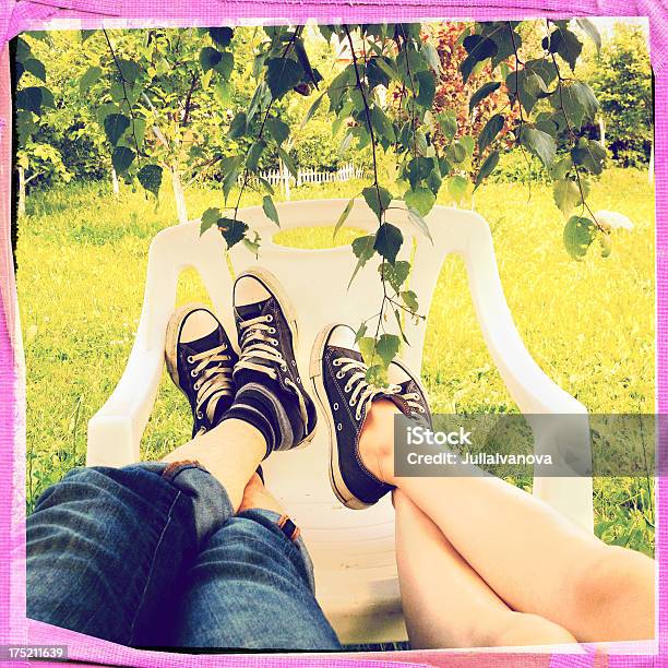 Junges Paar Entspannenden In Der Nähe Stockfoto und mehr Bilder von Entspannung - Entspannung, Erwachsene Person, Fotografie