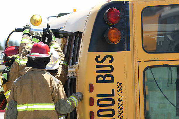 les pompiers rescuing étudiants de naufragés bus scolaire - totaled photos et images de collection