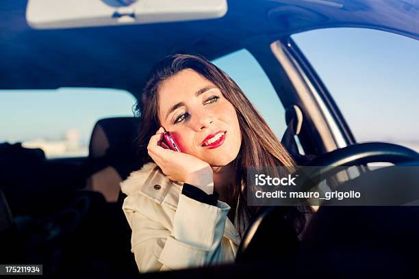 Kobieta Kierowca Rozmawia Przez Telefon Komórkowy - zdjęcia stockowe i więcej obrazów 20-29 lat - 20-29 lat, Biznes, Codzienne ubranie